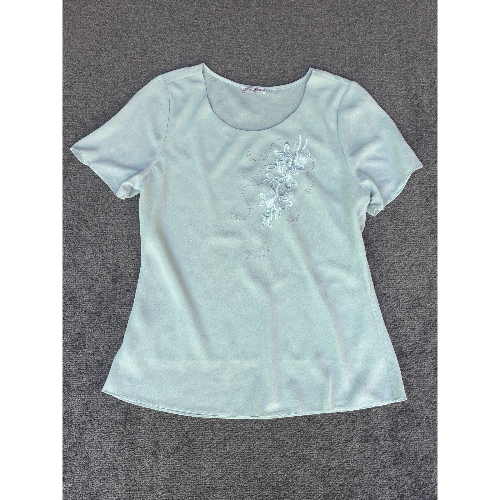 Le Gala Blouse Women Sz M Light Mint Round Neck Short Sleeve Flower Embroidery